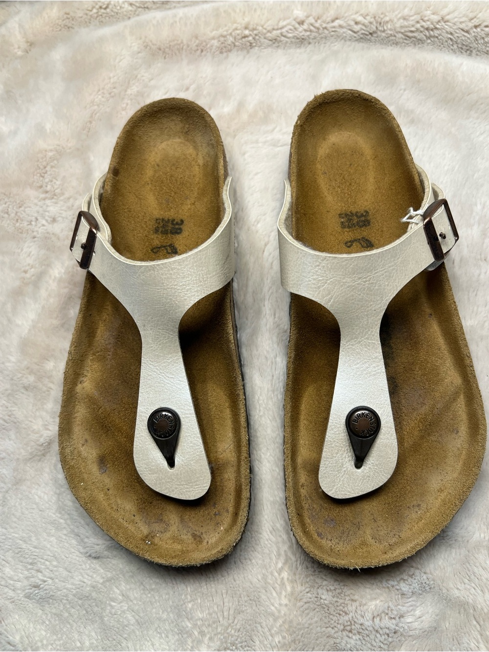 Birkenstock Gizeh thong sandals in a graceful pearl white color size 38 or US 7